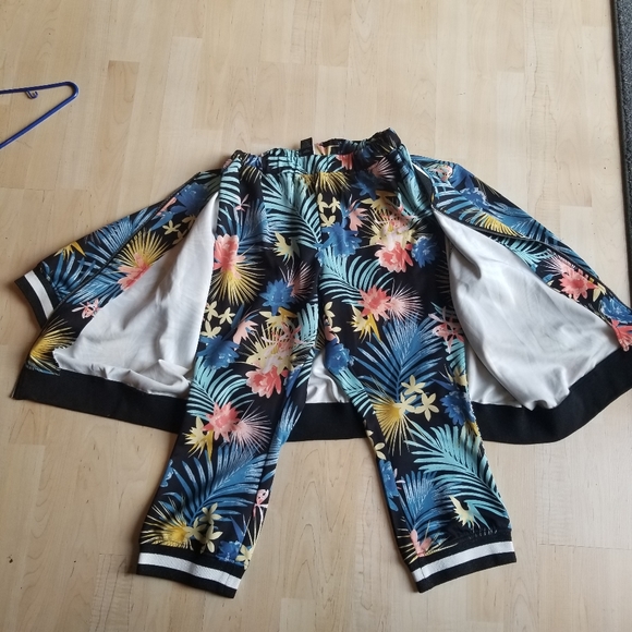 Size 18/24 2piece Crop Embroidered Activewear by Ashley Stewart - Picture 3 of 9